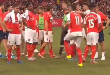 VIDEO: Mesut Ozil trổ tài tâng bóng 'giấy' sau khi vô địch Asia Trophy Cup