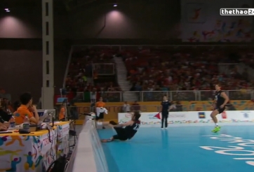 VIDEO: Tình huống dùng chân cứu thua tuyệt đẹp ở môn bóng chuyền