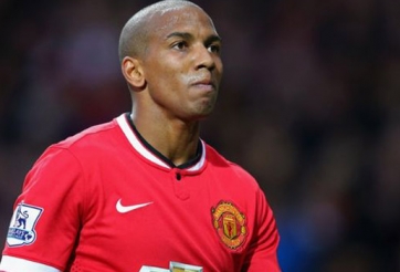Ashley Young bi quan về tương lai ở Man Utd