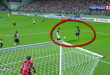 VIDEO: Kỹ năng chuyền bóng không cần nhìn khiến fan nữ phát cuồng vì Ronaldinho