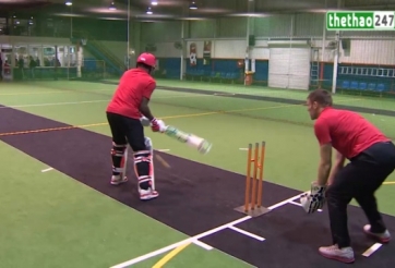 VIDEO: Sao Liverpool đánh bóng chày siêu hài hước