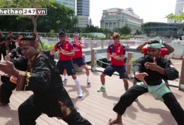 VIDEO: Cầu thủ Arsenal vụng về với bài tập múa pencak silat ở Singapore