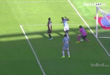VIDEO: Pha phối hợp hoàn hảo giữa hậu vệ và thủ môn để... đốt lưới nhà