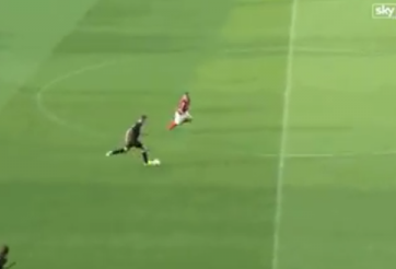 VIDEO: Sao trẻ Chelsea lập siêu phẩm solo ghi bàn từ giữa sân