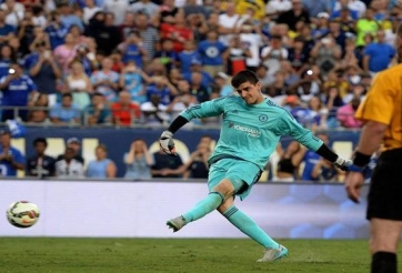 VIDEO: Pha sút penalty dính bóng vào lưới của thủ môn Courtois