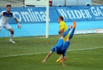 VIDEO: Siêu phẩm ngả bàn đèn theo quỹ đạo khó tin ở Croatia