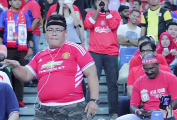 VIDEO: Fan MU nhảy múa giữa đám đông CĐV Liverpool