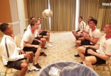 VIDEO: Sao MU khiến fan thích thú với màn đưa bóng vào thùng bằng đầu