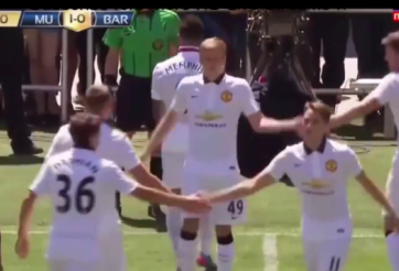 VIDEO: Màn thay người có 1 không 2 của Man Utd trước Barca