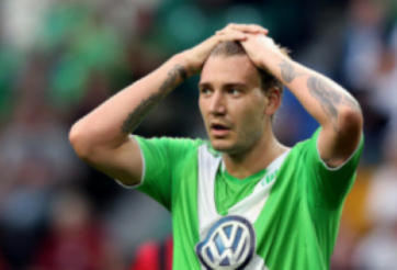 VIDEO: Lord Bendtner lại bỏ lỡ khó tin trong trận đấu với Arsenal