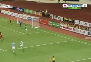 VIDEO: Tình huống Công Phượng cố tình sút bóng vào lưới Man City dù không hợp lệ