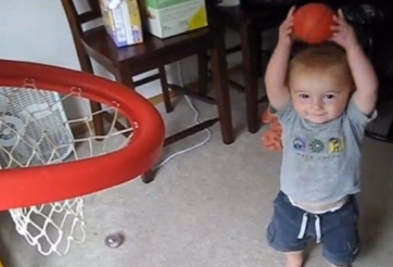 VIDEO: Khả năng ném bóng siêu đẳng của 'thần đồng bóng rổ 2 tuổi'