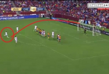 VIDEO: Xà ngang cứu thua cho Barca sau pha đá phạt của Oscar