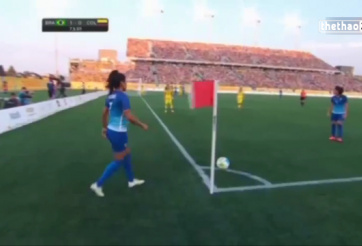 VIDEO: Sao nữ Brazil lập siêu phẩm từ chấm phạt góc như Tuyết Dung