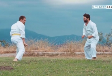 VIDEO: Trận đấu karate siêu hài hước của 2 võ sĩ khi thấy người đẹp
