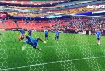 VIDEO: Suarez cản phá penalty thành công khi sắm vai thủ môn trong buổi tập