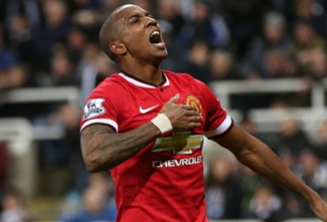 Man Utd chính thức rao bán Ashley Young