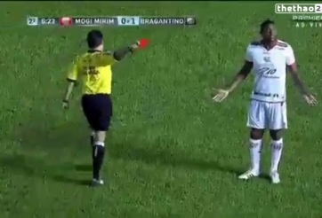 VIDEO: Cầu thủ phải nhận thẻ đỏ trớ trêu vì mặc nhầm áo của đồng đội