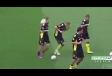 VIDEO: Những pha 'headshot' đầy hài hước trong bóng đá