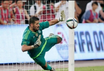 VIDEO: Thủ thành Kiko Casilla tỏa sáng xuất thần ở trận gặp AC Milan