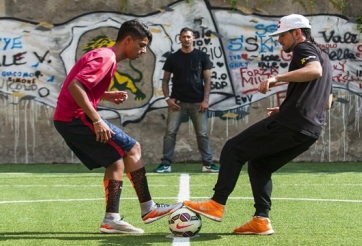 VIDEO: Màn so tài thú vị giữa sao trẻ Milan và chuyên gia bóng đá freestyle