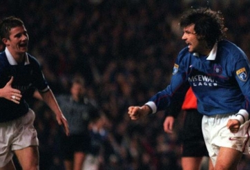 VIDEO: Pha ghi bàn đẳng cấp biến hàng thủ đối phương thành những gã hề