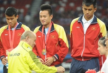 Công Phượng và HLV Miura bắt đầu được nhận thưởng