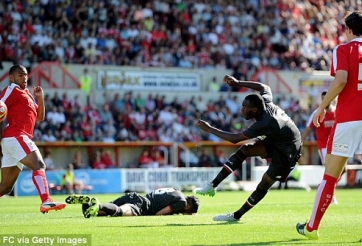 VIDEO: Benteke lập siêu phẩm volley ra mắt Liverpool