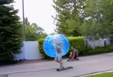 VIDEO: Những người mang bóng hơi chơi thể thao vô cùng hài hước