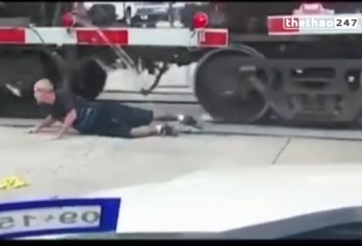 VIDEO: Anh chàng liều lĩnh chui qua gầm tàu hỏa đang chạy