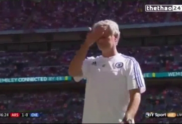 VIDEO: Phản ứng hài hước của Mourinho sau pha bỏ lỡ của Ramires