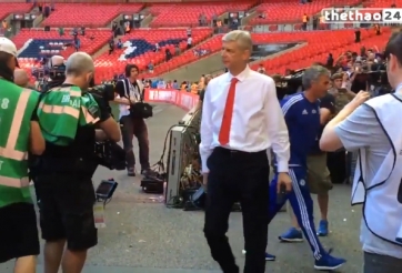 VIDEO: Mourinho và Arsene Wenger 'không thèm nhìn mặt nhau' sau Siêu cúp Anh