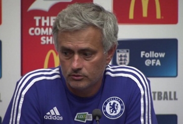 Thất bại trước A.Wenger, Mourinho đổ lỗi cho sân Wembley