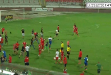 VIDEO: Sau va chạm CĐV lao vào sân đuổi đánh cầu thủ đối phương