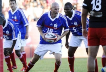 VIDEO: Zidane và các đồng đội vô địch World Cup 1998 trổ tài chơi bóng bầu dục