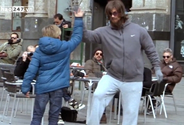 VIDEO: Ronaldo đóng giả người ăn xin để thử lòng fan hâm mộ