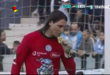 VIDEO: Bị CĐV đối phương ném bánh, thủ môn nhặt ăn ngon lành