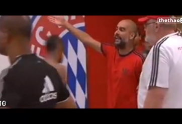 VIDEO: HLV Guardiola suýt tẩn nhau với đồ tể Nigel De Jong