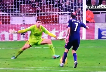 VIDEO: Xem lại pha bỏ lỡ đáng tiếc nhất của Di Maria trong màu áo MU