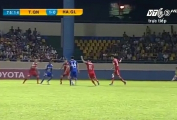 VIDEO: Pha kiến tạo tinh tế của Công Phượng cho đồng đội