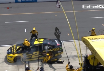 VIDEO: Tay đua suýt gây họa khi hất tung 2 nhân viên kỹ thuật trên đường pit