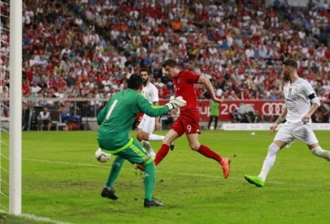 VIDEO: Pha bỏ lỡ khó tin của Lewandowski ở khoảng cách chưa đến 5m