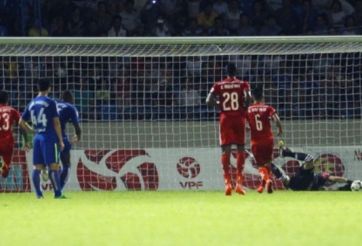 VIDEO: Thủ thành Minh Nhựt bắt gọn cú đá 11m của Vũ Minh Tuấn