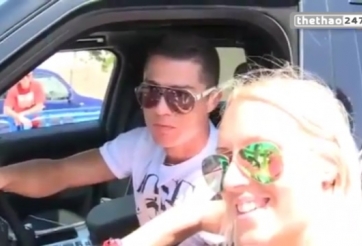 VIDEO: Ronaldo thân thiện dừng xe ký tặng và chụp ảnh với fan