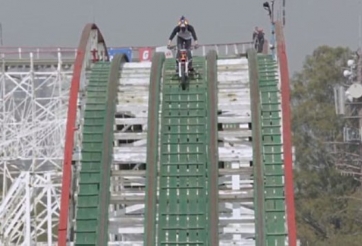 VIDEO: Thót tim với màn biểu diễn xe trên đường ray tàu lượn cao tốc