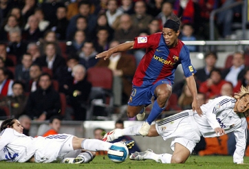 VIDEO: Xem Ronaldinho từng hành hạ các danh thủ nổi tiếng như thế nào