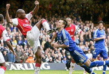 VIDEO: Pha bóng từng suýt lấy mạng John Terry khi đối đầu Arsenal