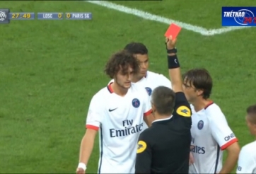 VIDEO: Tình huống dẫn đến chiếc thẻ đỏ đầu tiên của mùa giải 2015/16