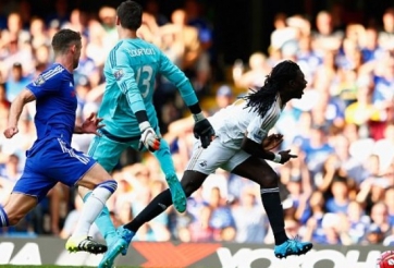 VIDEO: Thủ thành Courtois nhận tấm thẻ đỏ đầu tiên của mùa giải