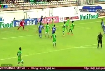 VIDEO: Cột dọc cứu thua cho Cần Thơ sau pha đá phạt của Xuân Trường